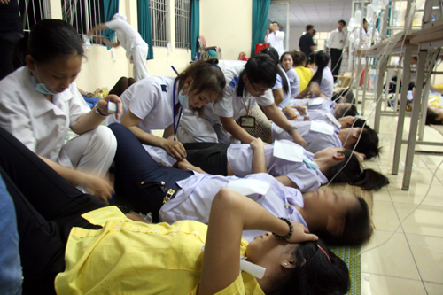 TP.HCM: 200 công nhân dệt ngộ độc bữa tối ảnh 1